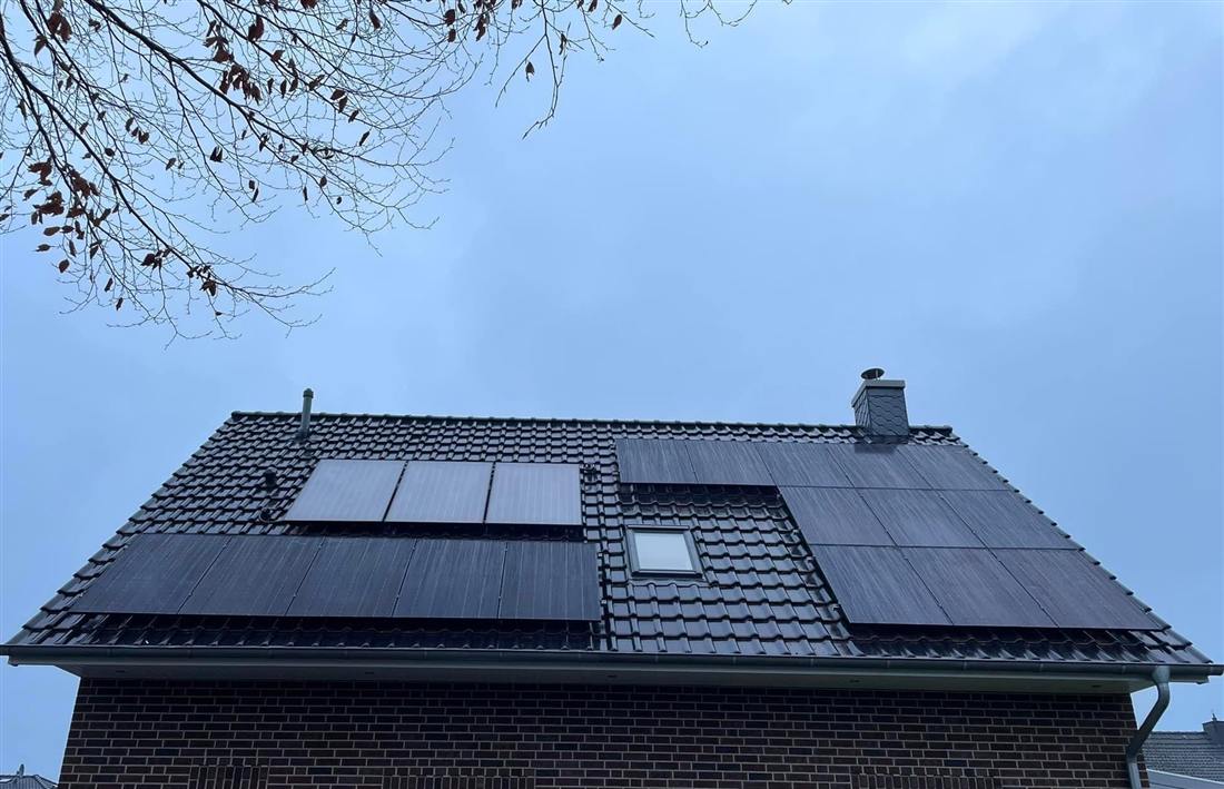 Photovoltaik-Module um Gaube, Dachfenster und Solarthermie herum geplant