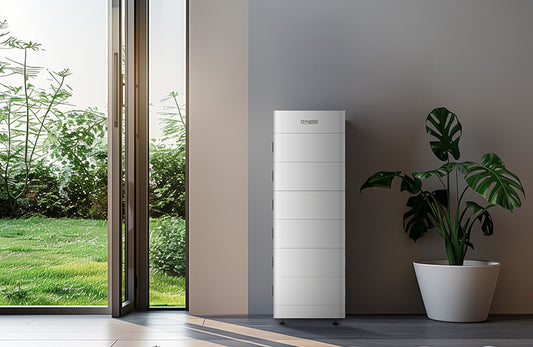 Dyness Tower Pro Batteriespeicher-Turm im Hauswirtschaftsraum (Serienabbildung, TP19 mit 5 Modulen)